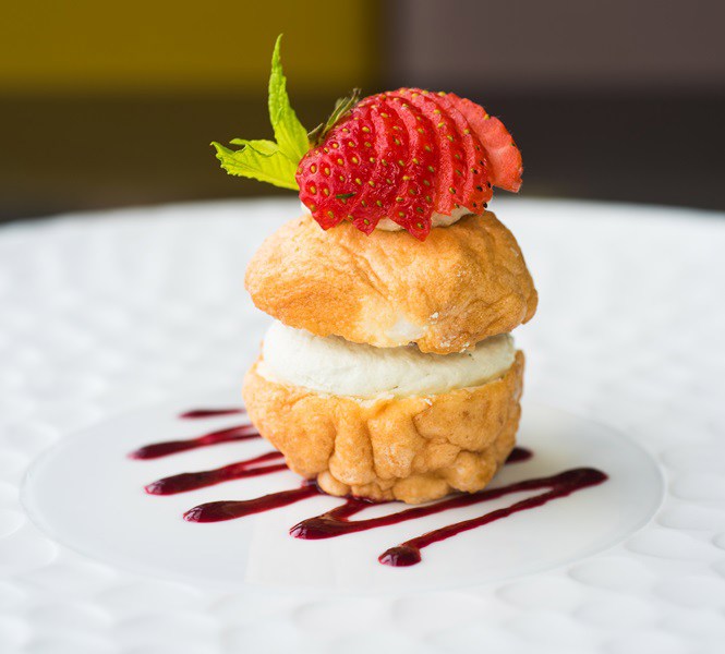 BOLO DE ANJO COM CREME DE MATCHA E MORANGOS 