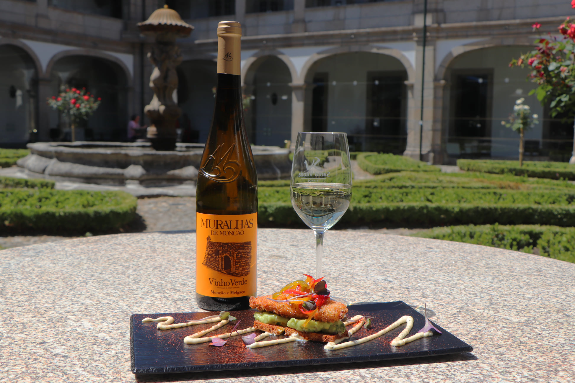 Verde Cool: A snack and a glass of wine